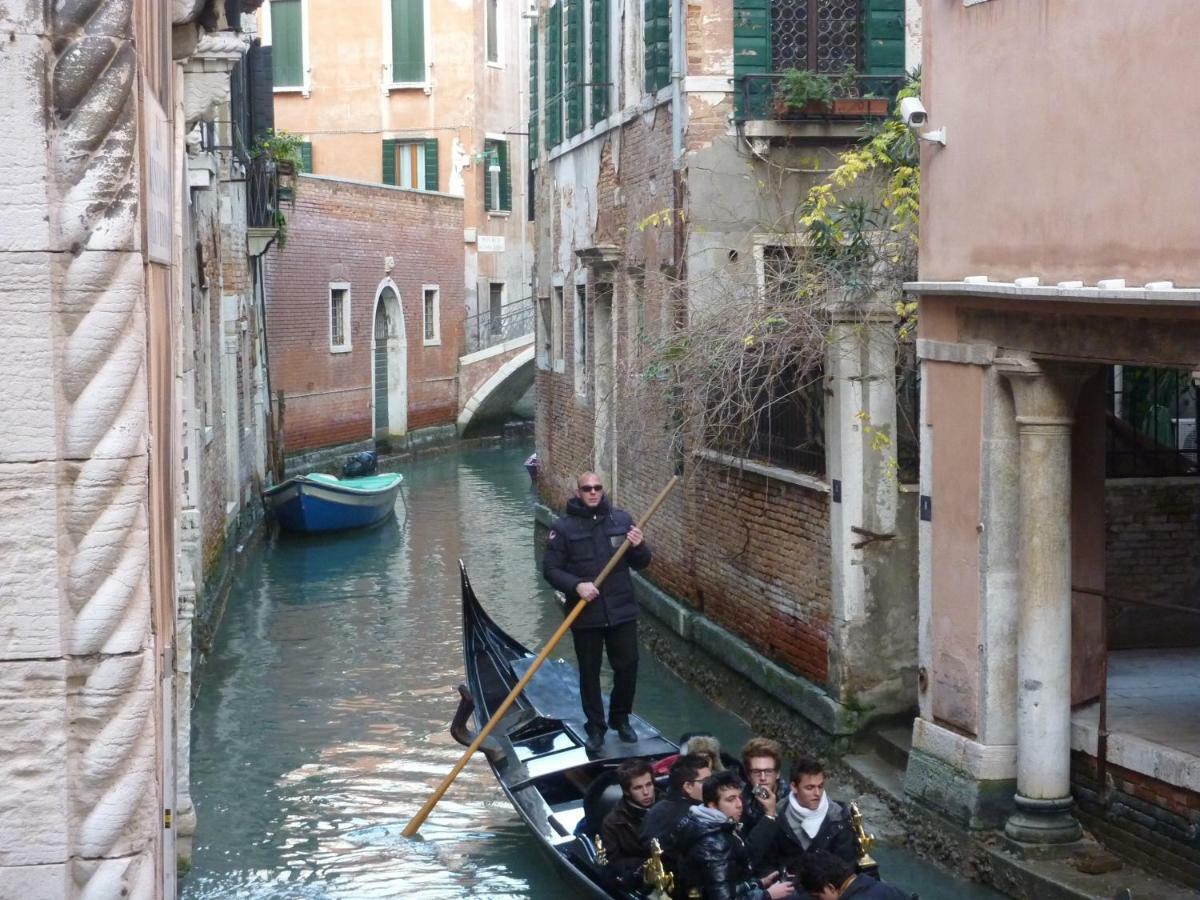 Appartamento Alla Fenice Venedig Exterior foto